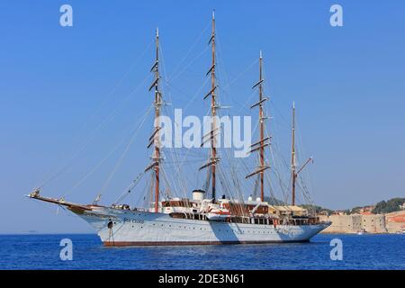 Il 4-albero abbaia Sea Cloud (la nave a vela più romantica a galla) per l'ancora nella baia fuori della bella città medievale di Dubrovnik, Croazia Foto Stock