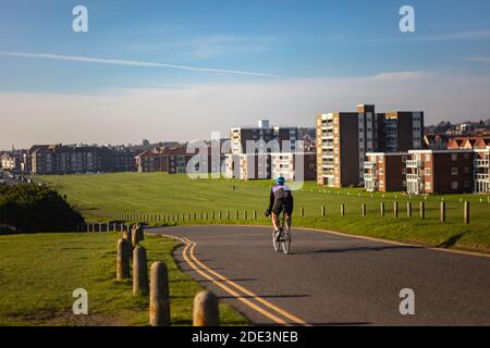 Ciclista in cima a Galley Hill, Bexhill Foto Stock