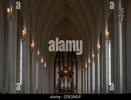 Organo all'interno della chiesa luterana di Hallgrimskirkja, Reykjavik, Islanda Foto Stock