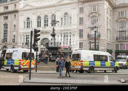 Londra, Regno Unito. 28 Nov 2020. Durante la dimostrazione, i poliziotti hanno parcheggiato intorno a Eros a Picadilly Circus.a partire da Marble Arch, i manifestanti anti anti anti-Lockdown si sono spostati verso Piccadilly Circus, dove sono stati posizionati gruppi di ufficiali di polizia completamente attaccati e circa 60 dimostranti sono stati arrestati durante lo scontro. Credit: SOPA Images Limited/Alamy Live News Foto Stock