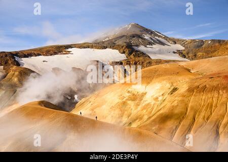 Vista sul drone degli esploratori che camminano lungo il crinale di montagna sul sole giorno in altopiani Foto Stock