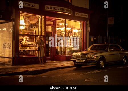 Un negozio di antiquariato su High Street nel centro storico di Hastings Foto Stock