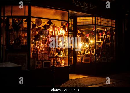 Un negozio su George Street nel centro storico di Hastings Foto Stock