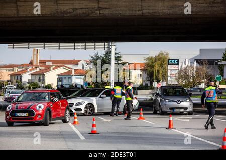 Porto, Portogallo. 28 Nov 2020. Un poliziotto interroga un conducente sulla destinazione e sul motivo della partenza in un checkpoint di mobilità. Nella città di Porto, vi sono già diversi agenti di polizia che controllano la strada seguendo le nuove regole definite dal governo di Porto. Il Portogallo ha 4,868 casi in più e 87 decessi. Credit: SOPA Images Limited/Alamy Live News Foto Stock