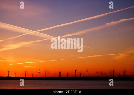 Turbine eoliche su Walland Marsh, Romny Marsh, a Sunset, Kent/East Sussex, Inghilterra Foto Stock