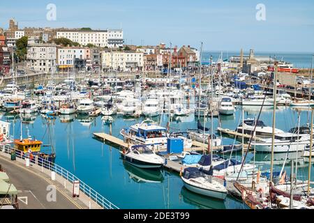 Ramsgate Harbour in una giornata di sole, Ramsgate, Kent, Inghilterra Foto Stock