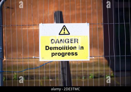 Demolizione in corso tenere fuori segno alla costruzione dell'edificio sito Foto Stock