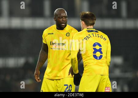 DERBY, INGHILTERRA. 28 NOVEMBRE Adebayo Akinfenwa di Wycombe Wanderers parla con Alex Pattison di Wycombe Wanderers durante la partita del campionato Sky Bet tra Derby County e Wycombe Wanderers al Pride Park di Derby sabato 28 novembre 2020. (Credit: Jon Hobley | MI News) Credit: MI News & Sport /Alamy Live News Foto Stock