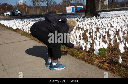 Washington DC, 28 novembre 2020, USA: Kay Michel, un nativo di Washington DC, scatta una foto del telefono cellulare della bandiera che ha creato per onorare un amico di infanzia Foto Stock