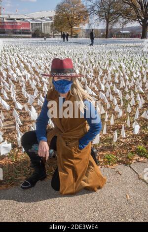Washington DC, 28 novembre 2020, USA: L'artista, Suzanne Brennan Firstenberg ha voluto creare un memoriale simile alla Aids Quilt, per onorare i suoi Foto Stock