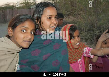 Ragazze sorridenti in un villaggio, Rajasthan, India Foto Stock