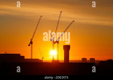 Alba dietro le gru a torre del Monk Bridge a Leeds, West Yorkshire Foto Stock