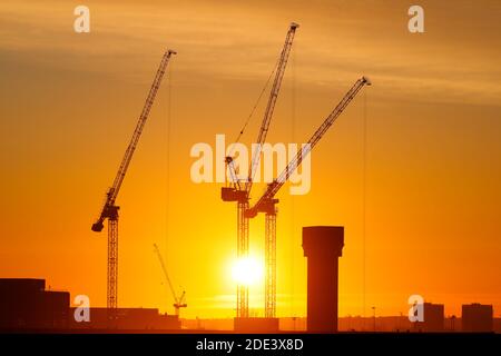 Alba dietro le gru a torre del Monk Bridge a Leeds, West Yorkshire Foto Stock