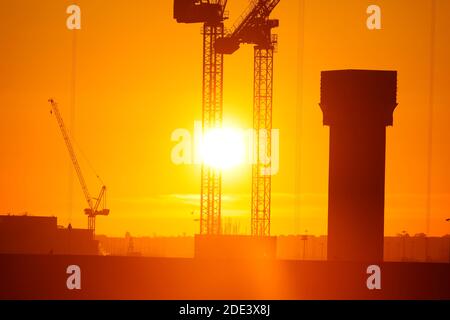 Alba dietro le gru a torre del Monk Bridge a Leeds, West Yorkshire Foto Stock