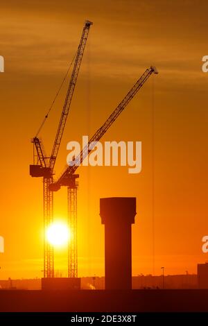 Alba dietro le gru a torre del Monk Bridge a Leeds, West Yorkshire Foto Stock