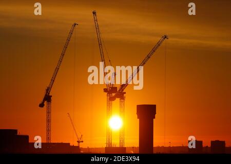 Alba dietro le gru a torre del Monk Bridge a Leeds, West Yorkshire Foto Stock