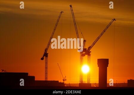 Alba dietro le gru a torre del Monk Bridge a Leeds, West Yorkshire Foto Stock