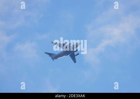 Un Royal Air Force C17 Globemaster pratica il decollo e l'atterraggio di formazione presso l'aeroporto internazionale di Leeds Bradford. Foto Stock