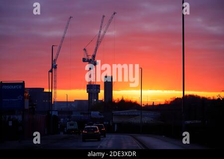 Alba dietro le gru a torre del Monk Bridge a Leeds, West Yorkshire Foto Stock