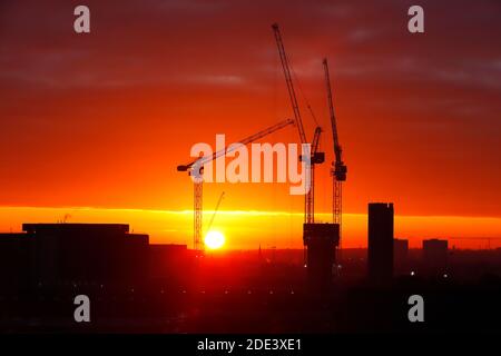 Alba dietro le gru a torre del Monk Bridge a Leeds, West Yorkshire Foto Stock