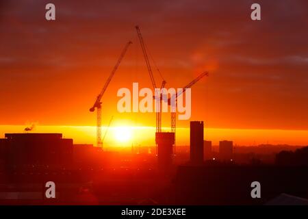 Alba dietro le gru a torre del Monk Bridge a Leeds, West Yorkshire Foto Stock