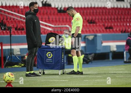 Video di arbitraggio per l'azione di Otavio Henrique Passos Santos (Girondins de Bordeaux) e Neymar da Silva Santos Junior - Neymar Jr (PSG), Otavio Henrique Passos Santos (Girondins de Bordeaux) invade il giocatore durante la partita di calcio del campionato francese Ligue 1 tra Parigi Saint-Germain e Girondins de Bordeaux il 28 novembre 2020 allo stadio Parc des Princes di Parigi, Francia - Foto Stephane Allaman / DPPI / LM Foto Stock