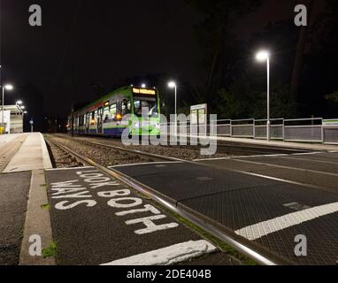 I primi tram di Londra Croydon Tramlink Bombardier flessiy Swift CR4000 tram n. 2541 alla fermata del tram Coombe Lane, Croydon, Londra, filiale di New Addington Foto Stock