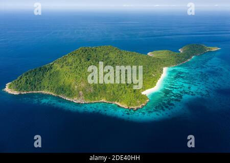 Vista aerea della splendida isola tropicale di Koh Tachai nelle isole Similan, Thailandia Foto Stock