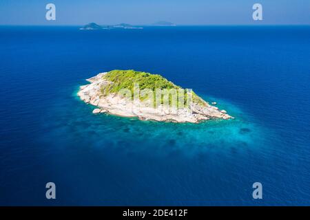 Vista aerea di una remota, piccola isola tropicale in un oceano limpido e caldo (Mare delle Andamane) Foto Stock