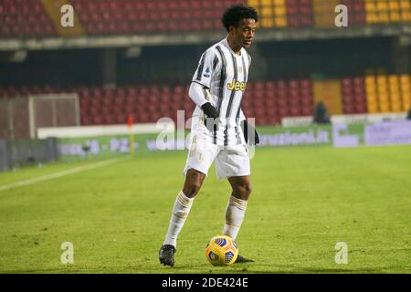 Benevento, Campania, Italia. 28 Nov 2020. Durata la partita di calcio di Serie A italiana FC Benevento vs FC Juventus il 28 novembre 2020 allo stadio Vigorito di Benevento.nella foto: JUAN CUADRADO Credit: Fabio Sasso/ZUMA Wire/Alamy Live News Foto Stock