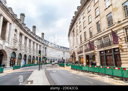 28 novembre 2020 - Londra, Regno Unito, weekend del Black Friday, area commerciale vuota di Regent Street e negozi chiusi durante il blocco del coronavirus Foto Stock