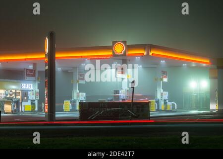 Stirchley, Telford, Regno Unito. 28 Novembre 2020 Fuel station Luminated Shell a Foggy Night Credit: Eddie Cloud/Alamy Live News. Foto Stock