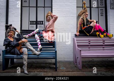 I modelli posano mentre mostrano i vestiti dallo stilista Pierre Garroudi durante una ripresa di moda flashmob su Carnaby Street, Londra. Foto Stock