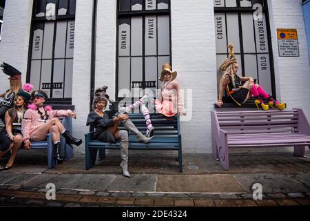 I modelli posano mentre mostrano i vestiti dallo stilista Pierre Garroudi durante una ripresa di moda flashmob su Carnaby Street, Londra. Foto Stock