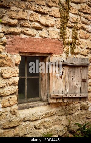 Mortaio e mattone fatti a mano da conchiglie per creare vecchio standing edificio con accenti primitivi con caratteristiche simili ad hobbit Foto Stock