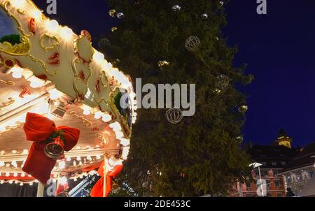 Giostra d'epoca e splendide decorazioni natalizie di notte, nel centro di Graz, nella regione della Stiria, in Austria Foto Stock