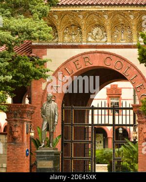 Primo piano dell'ingresso al Flagler College, con la statua di Henry Flagler, la gemma architettonica rinascimentale spagnola costruita nel 1887, St. Augustine, Florida Foto Stock