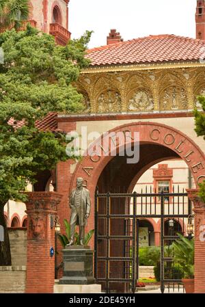 Primo piano dell'ingresso al Flagler College, con la statua di Henry Flagler, la gemma architettonica rinascimentale spagnola costruita nel 1887, St. Augustine, Florida Foto Stock