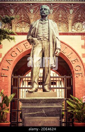 Una statua in bronzo a grandezza naturale di Henry Morrison Flagler, fondatore dell'hotel Ponce de Leon costruito nel 1888, ora Flagler College a St. Augustine, FL Foto Stock