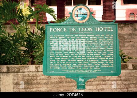 Primo piano del segno sul Ponce de Leon Hotel, costruito nel 1887, un magnifico edificio in stile rinascimentale spagnolo, ora il Flagler College a St. Agosto Foto Stock