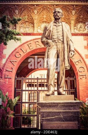 Una statua in bronzo a grandezza naturale di Henry Morrison Flagler, fondatore dell'hotel Ponce de leon costruito nel 1885, ora Flagler College a St. Augustine, FL Foto Stock