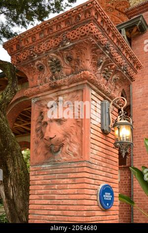 Una testa leone in stile bassorilievo incastonata in una colonna con cappelli ornati nella magnifica architettura rinascimentale spagnola all'Hotel Ponce de Leon, ora Foto Stock