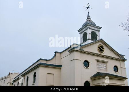 Chiesa di St John's Downshire Hill, Hampstead Village, Londra notevole per la sua architettura di epoca Regency e portico Doric. Foto Stock