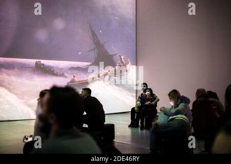 Mosca, Russia. 28 Nov 2020. La gente guarda la coinvolgente mostra multimediale "i Aivazovsky" all'Artplay Media di Mosca, Russia, il 28 novembre 2020. Il progetto 'i Aivazovsky', che combina una mostra multimediale e un programma televisivo, conduce gli spettatori attraverso la vita del pittore russo Ivan Aivazovsky. Credit: Maxim Chernavsky/Xinhua/Alamy Live News Foto Stock