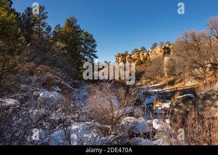 Escursioni nel Castlewood Canyon state Park dopo una nevicata Foto Stock