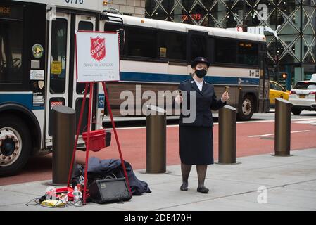 Manhattan, New York. 27 novembre 2020. Un "campanello" dell'Esercito della salvezza raccoglie denaro per la carità sul quinto viale. Foto Stock