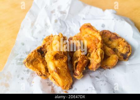 Spuntino a banana fritto a Kota Kinabalu, Sabah, Malesia Foto Stock