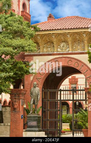 Primo piano dell'ingresso al Flagler College, con la statua di Henry Flagler, la gemma architettonica rinascimentale spagnola costruita nel 1887 a St. Augustine, Florida Foto Stock