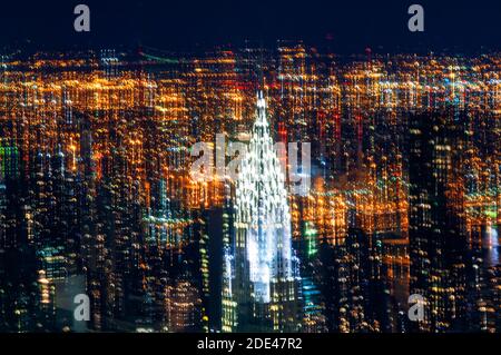 Vista aerea dall'Empire state Building. Vista notturna della parte bassa del centro città con MetLife Building e Chrysler Building in altezza che proietta altri im Foto Stock