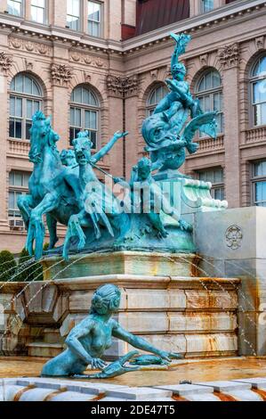 Fontana e scultura di fronte alla New York Botanical Garden Library. La biblioteca LuEsther T. Mertz. Giardino botanico di New York. Fondata nel 1899, t Foto Stock